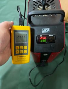 Temperature calibration verification using a SIKA TM17650M dry-block calibrator and a Greisinger precision thermometer, confirming accurate measurement performance during professional service at ports including Algeciras, Gibraltar, Huelva, Cartagena, Barcelona, and Bilbao.