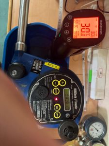 Portable UTI tape gauge and interface detector from Enraf Tanksystem undergoing calibration and functional testing, with digital reference measurement displayed during service in Spanish ports including Algeciras, Gibraltar, Huelva, Cartagena, Barcelona, and Bilbao.